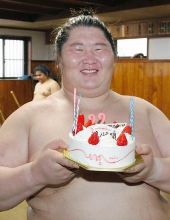 　誕生日を祝うケーキを手に笑顔の逸ノ城＝７日、埼玉県川口市の湊部屋