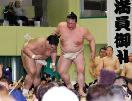 　大相撲の春巡業で照ノ富士（左）に稽古をつける稀勢の里＝１０日、埼玉県三郷市