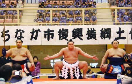 　茨城県ひたちなか市で復興祈願の土俵入りをする横綱白鵬関＝２０日午前