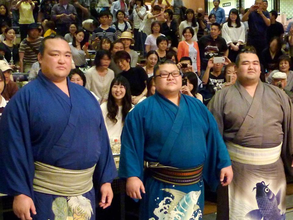 　ファンと記念撮影をする（左から）稀勢の里、豪風、琴奨菊