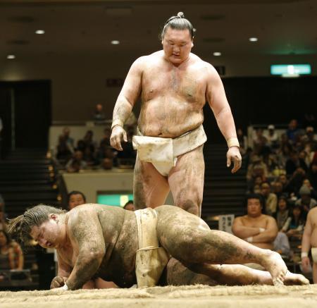 夏場所、白鵬と逸城が初日に対戦