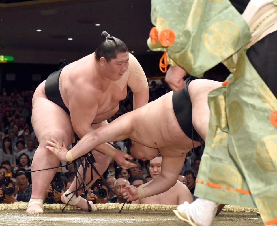 　逸ノ城（左）が肩すかしで豪栄道を破る