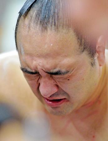 　支度部屋で悔しがる安美錦