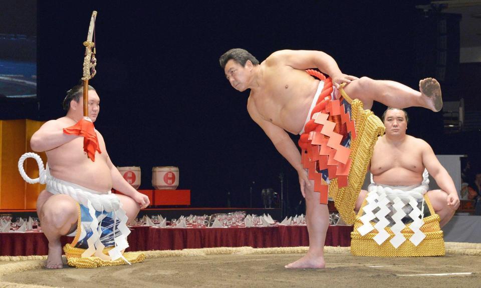 　還暦土俵入りを披露する元横綱千代の富士の九重親方。太刀持ちは横綱・白鵬、露払いは横綱・日馬富士