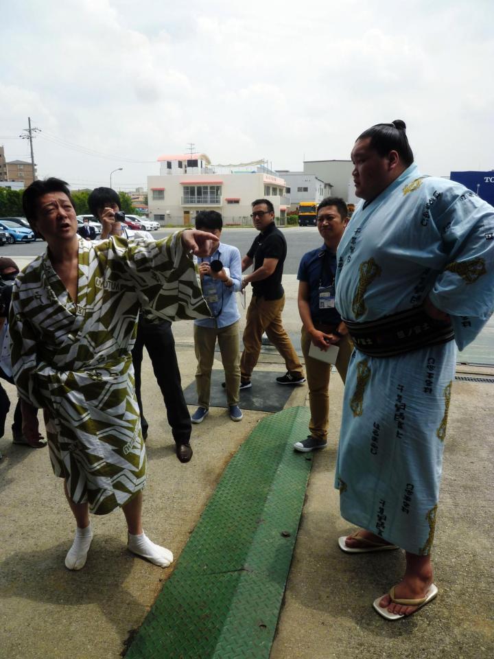 病院から戻り伊勢ケ浜親方（左）に病状の報告をした照ノ富士