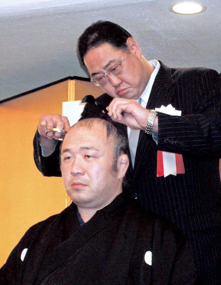 　断髪式を行った出羽の郷