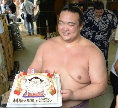 　２９歳の誕生日を迎え、報道陣から贈られたケーキを手に笑顔の大関稀勢の里＝３日、愛知県瀬戸市の尾車部屋宿舎