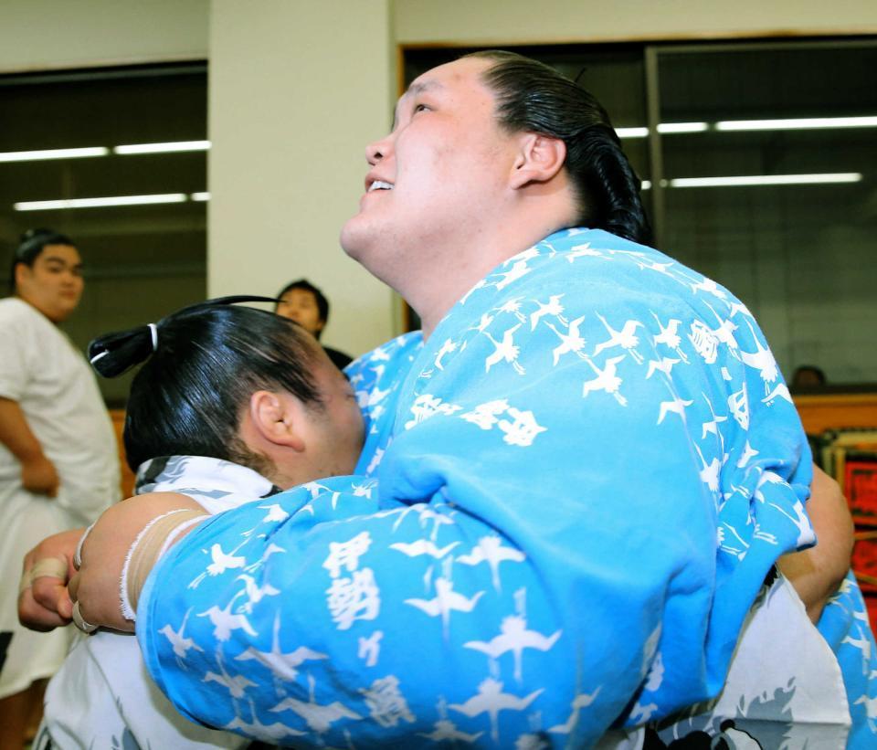 大相撲夏場所で初優勝した照ノ富士（右）と抱き合って喜ぶ駿馬