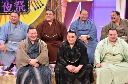 公開収録で笑顔を見せる（前列左から）白鵬、日馬富士、鶴竜の３横綱ら＝名古屋市中区のＣＢＣホール