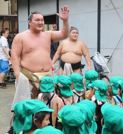 稽古後、保育園児たちと触れ合う白鵬＝名古屋市中村区の友綱部屋