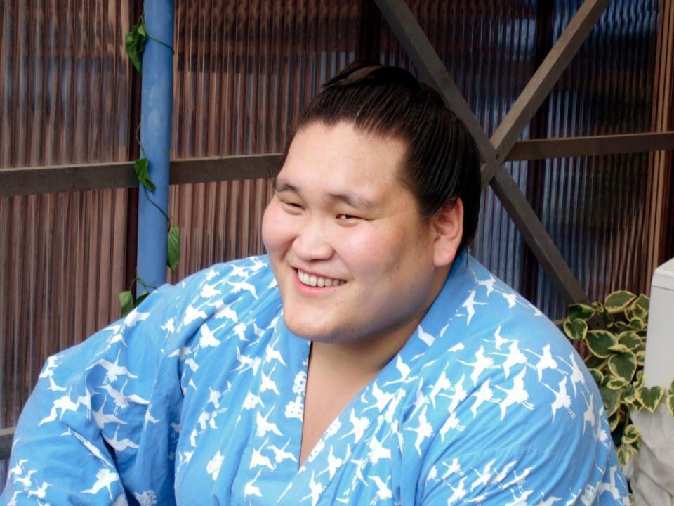 朝稽古を終えて笑顔で報道陣の質問に答える照ノ富士＝名古屋市瑞穂区の伊勢ケ浜部屋宿舎