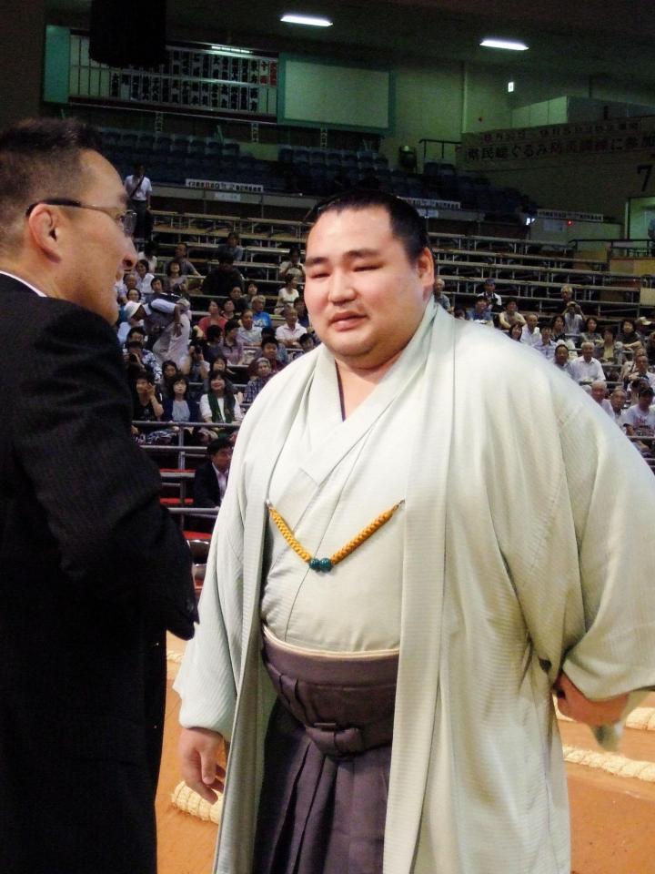 土俵祭りに出席、錣山親方（左）にあいさつする鶴竜（愛知県体育館）