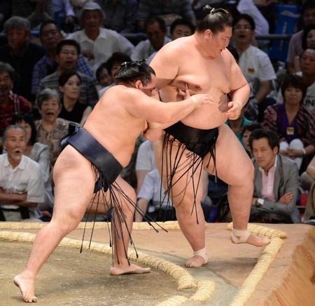 逸ノ城（右）を押し出しで下す鶴竜