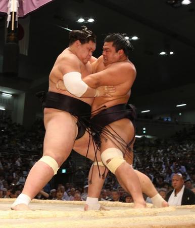 妙義龍（右）をきめ倒しで下す照ノ富士