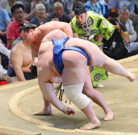 　白鵬が上手投げで碧山を下す＝愛知県体育館