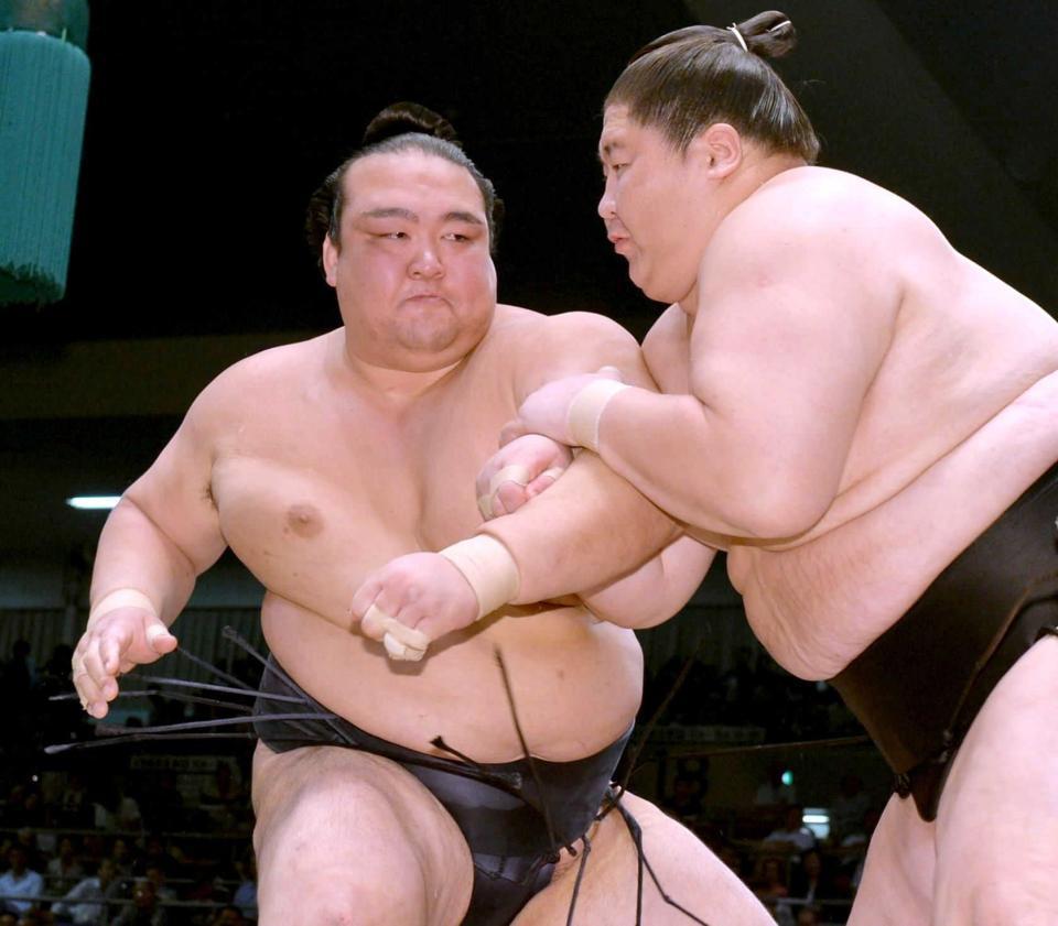 　逸ノ城（右）を攻める稀勢の里。寄り切りで下す