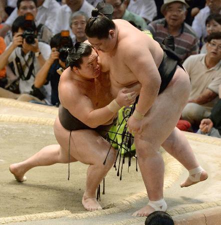 　白鵬が寄り切りで逸ノ城を下す＝愛知県体育館