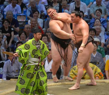 　逸ノ城を寄り切りで破った後、右手で一押しする白鵬（右）＝撮影・吉澤敬太