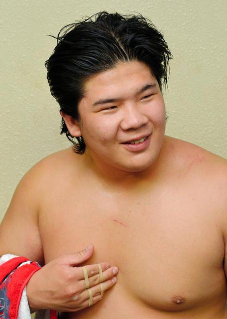 宇良、無敗続く　ひっかけで５連勝