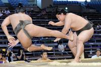 津軽海（左）を押し倒しで破る宇良＝愛知県体育館（撮影・吉澤敬太）