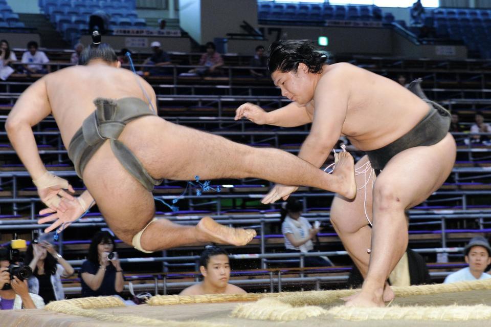 津軽海（左）を押し倒しで破る宇良＝愛知県体育館（撮影・吉澤敬太）