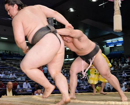 大元（左）を押し出しで破る宇良＝愛知県体育館（撮影・吉澤敬太）