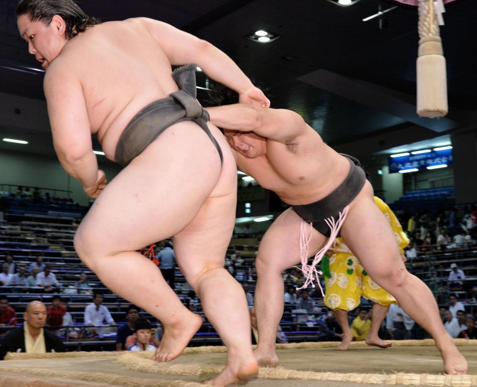 大元（左）を押し出しで破る宇良＝愛知県体育館（撮影・吉澤敬太）