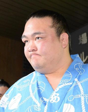 　鶴竜を破り、気合の入った表情で引き揚げる稀勢の里