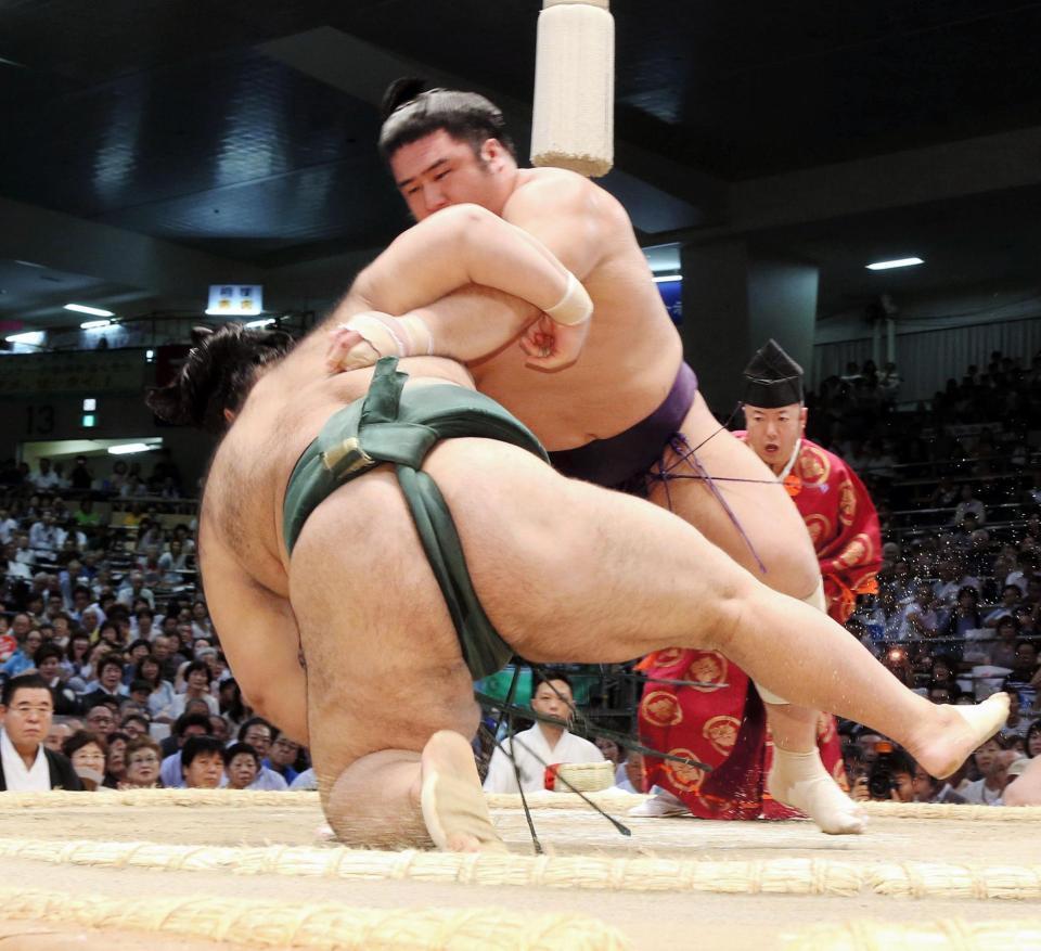 名古屋場所で活躍した栃煌山。６日目はすくい投げで高安に勝利＝愛知県体育館（撮影・持木克友）