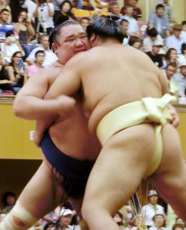 　故郷青森県での巡業で相撲を取る若の里＝八戸市