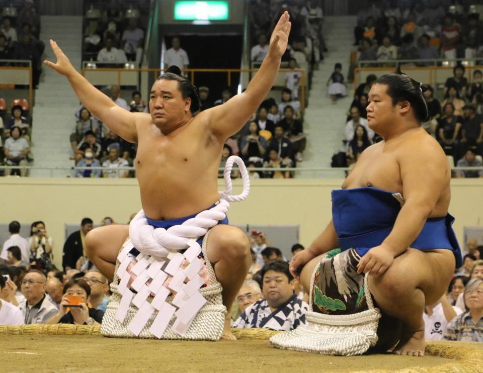 　土俵入りを披露する日馬富士（左）＝札幌市のケーズデンキ月寒ドーム