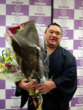 現役引退の記者会見を終えて花束を贈られた若の里（東京・両国国技館）