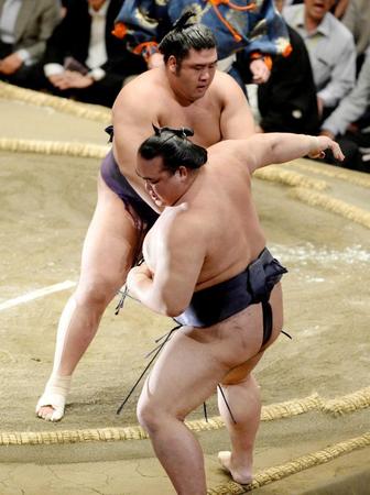 　稀勢の里（手前）を寄り切りで破る栃煌山