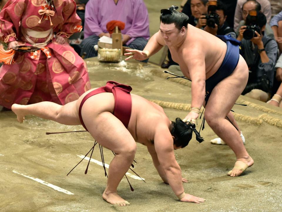 勢がはたき込みで遠藤を破る＝両国国技館