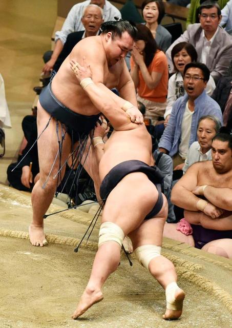 我慢できずに引いた鶴竜、痛恨の２敗目