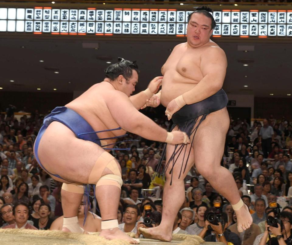 　琴奨菊（左）は寄り切りで稀勢の里を破る