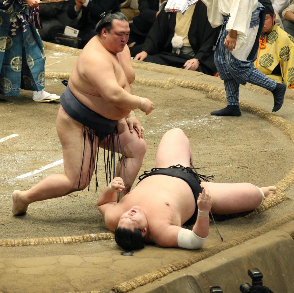 稀勢の里（左）が寄り倒しで照ノ富士を破る＝両国国技館