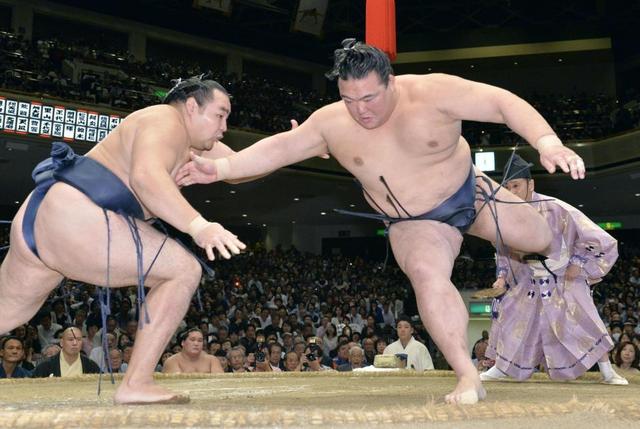 稀勢の里、鶴竜に破れ優勝戦線から脱落