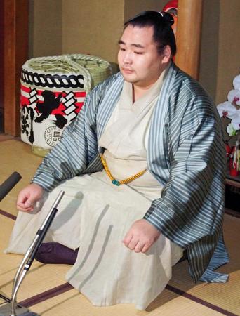 　大相撲秋場所での優勝から一夜明け、会見を行った横綱・鶴竜