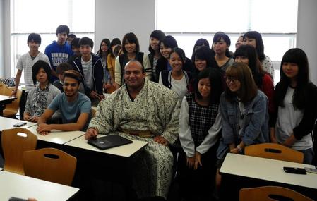 　学生に囲まれる大砂嵐＝埼玉県川越市の東京国際大