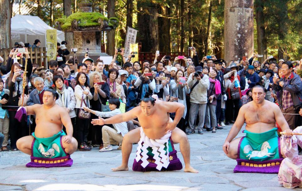 　日光東照宮で土俵入りを奉納する横綱・鶴竜。左は太刀持ちの関脇・栃煌山、右は露払いの小結・栃ノ心