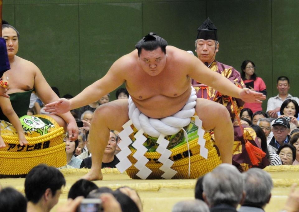 丸亀市での巡業で復帰し、横綱土俵入りを披露した白鵬