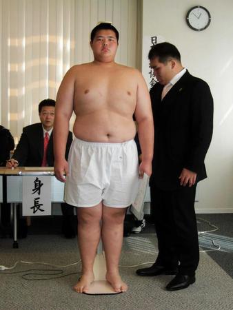 　新弟子検査で玉ノ井親方に身長を測ってもらう鎌谷