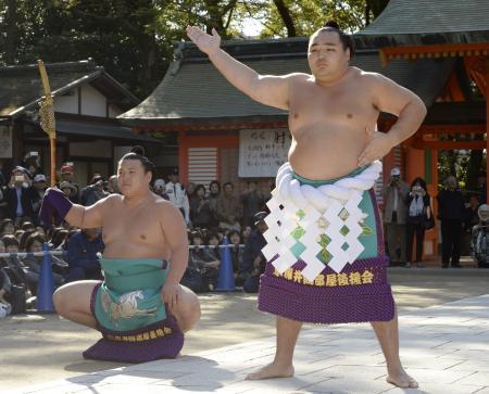 ３横綱が恒例の奉納土俵入り