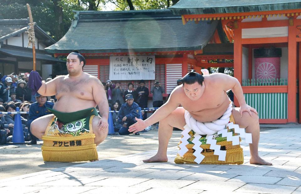 　住吉神社で土俵入りを奉納する白鵬（右）