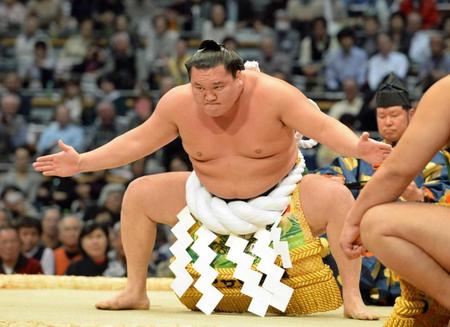 　大相撲九州場所前夜祭で、横綱土俵入りを披露する白鵬