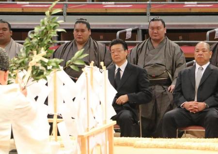 土俵祭りに臨む白鵬（後列右）。左は照ノ富士＝福岡国際センター