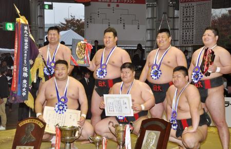 　団体戦で３年ぶりの優勝を果たし、笑顔を見せる日大の選手たち＝堺市大浜相撲場