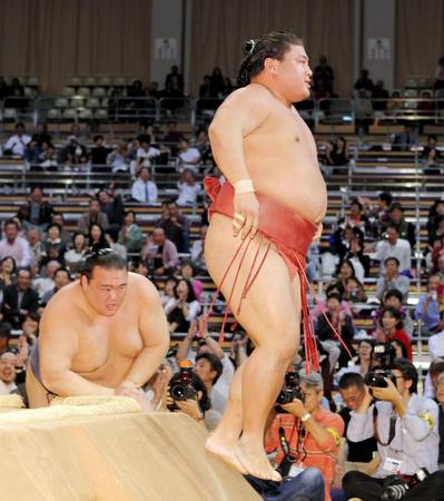 　稀勢の里（左）を肩透かしで下した嘉風＝福岡国際センター（撮影・保田叔久）