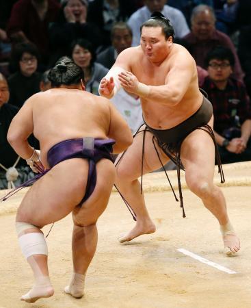 白鵬、奇策で全勝キープ